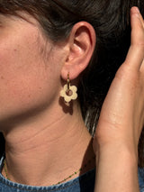 Boucles d'oreilles Moyennes Fleurs en Résine – Vanille