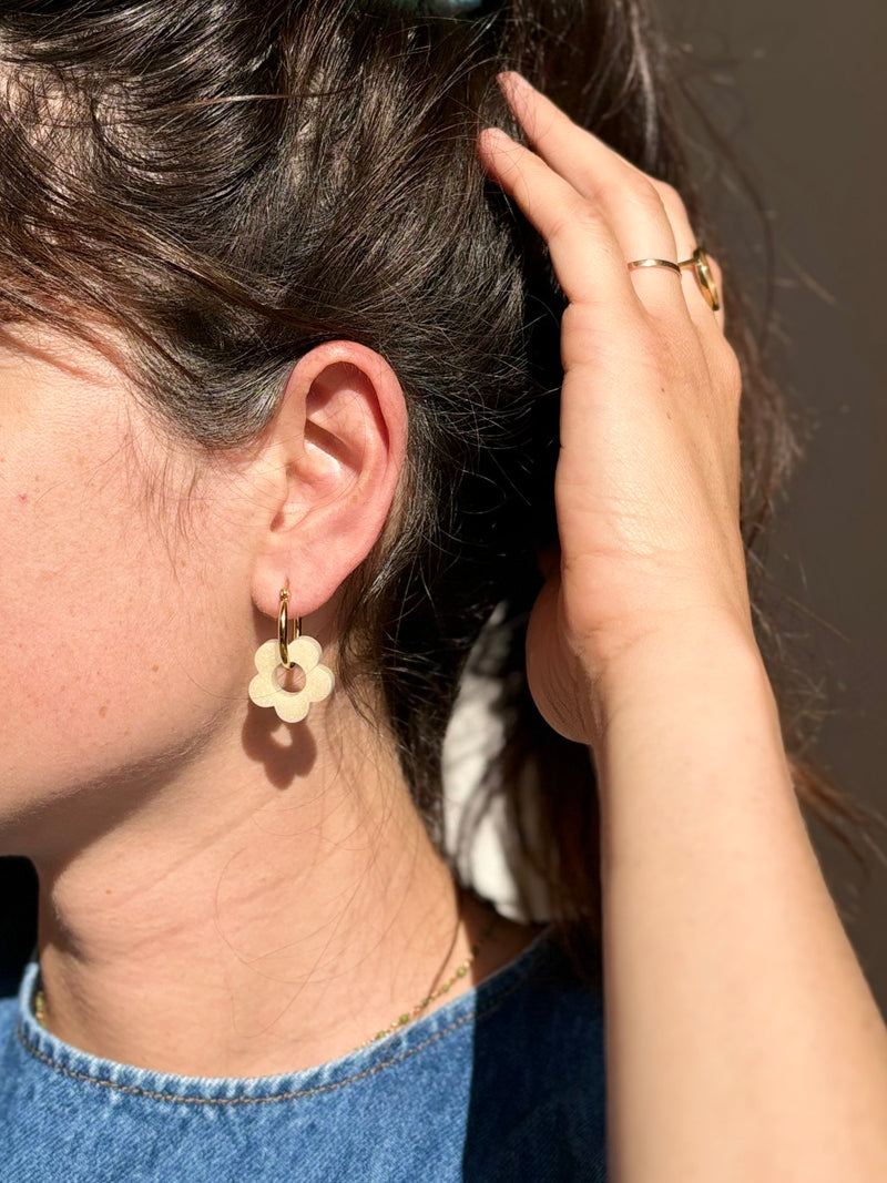 Boucles d'oreilles Moyennes Fleurs en Résine – Vanille