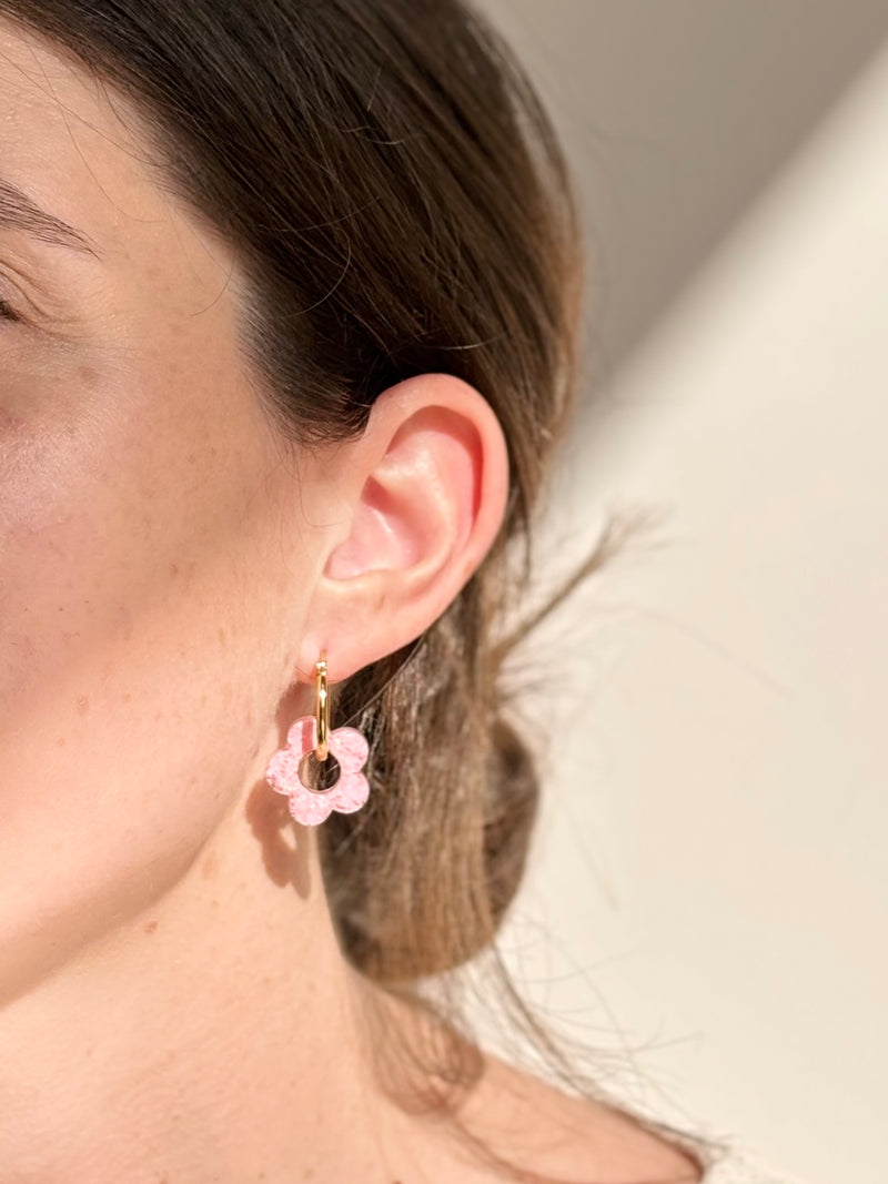 Boucles d'oreilles Moyennes Fleurs en Résine – Rose pâle