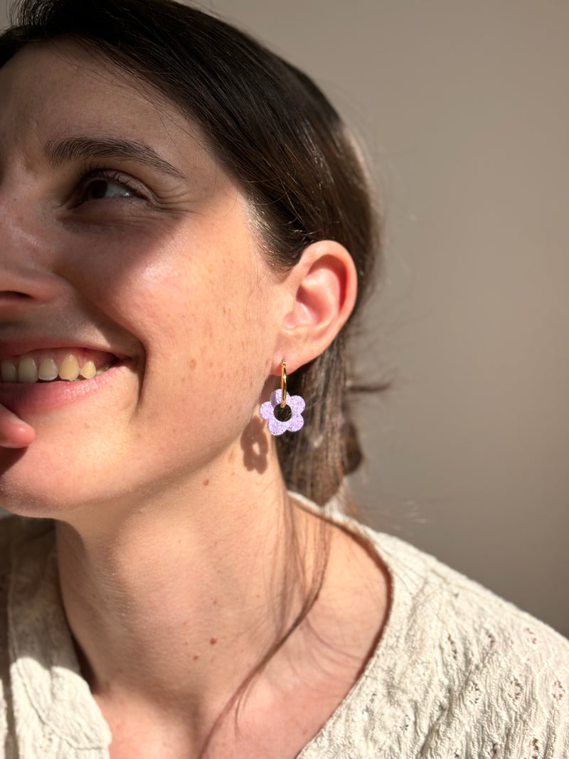 Boucles d'oreilles Moyennes Fleurs en Résine – Paillettes Lila