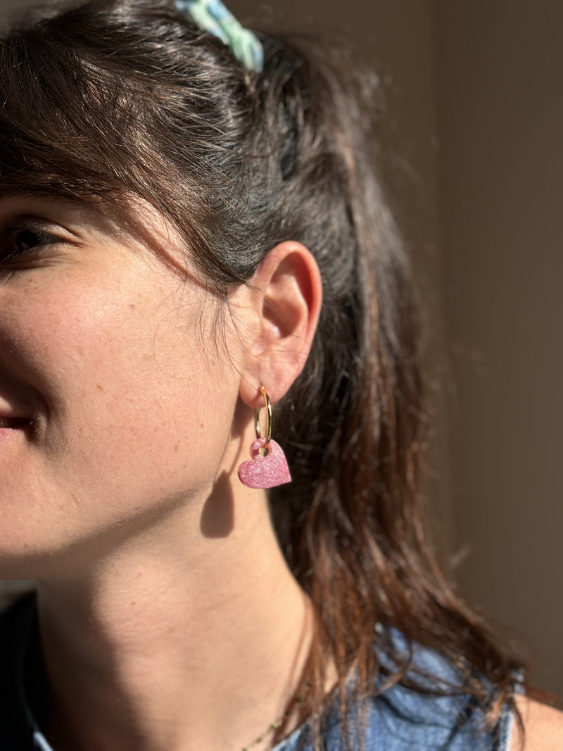 Boucles d'oreilles Cœur en Résine – Rose poudré
