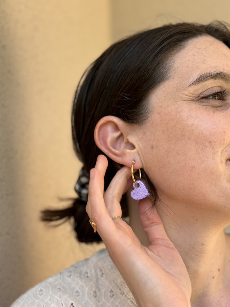 Boucles d'oreilles Cœur en Résine –  Paillettes Lila
