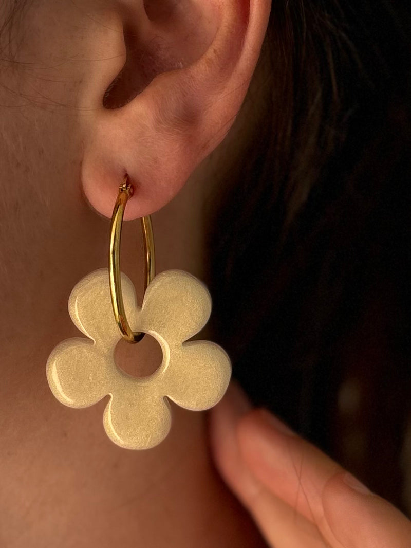 Grandes Boucles d’oreilles Fleur Classique en Résine –  Vanille