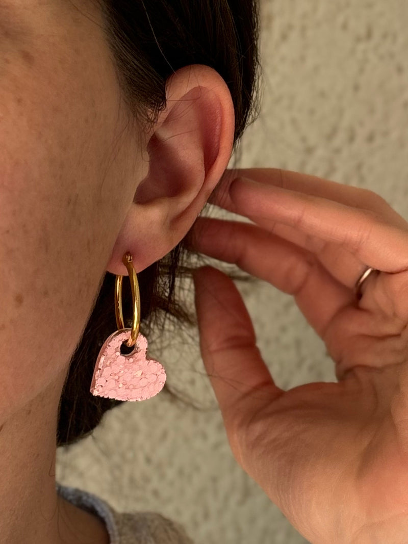 Boucles d'oreilles Cœur en Résine – Paillettes rose pâle