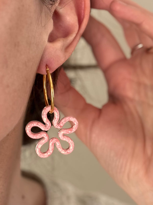Grandes Boucles d’oreilles Fleur Ajourée en Résine – Paillettes rose pâle