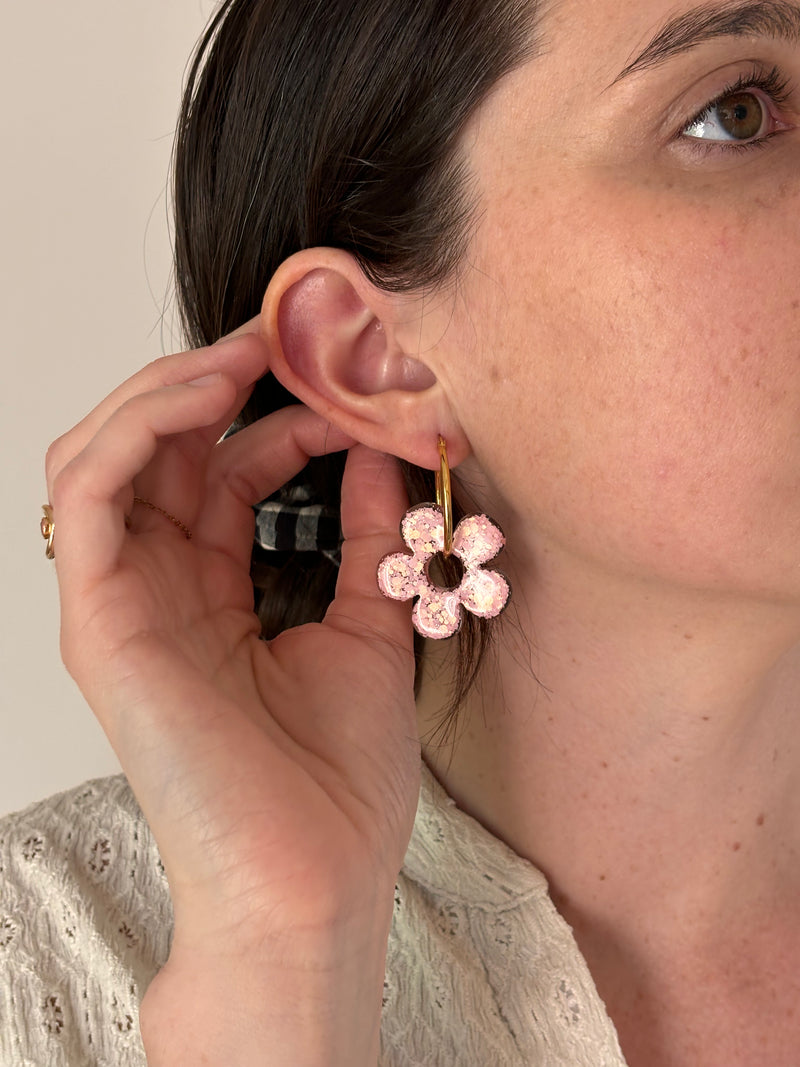 Grandes Boucles d’oreilles Fleur Classique en Résine – Paillettes rose pâle