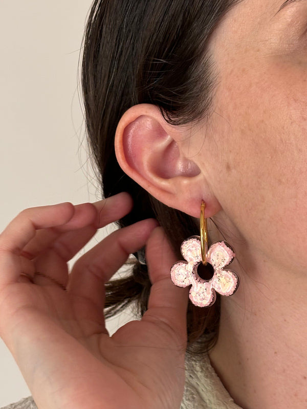 Grandes Boucles d’oreilles Fleur Classique en Résine – Paillettes rose pâle