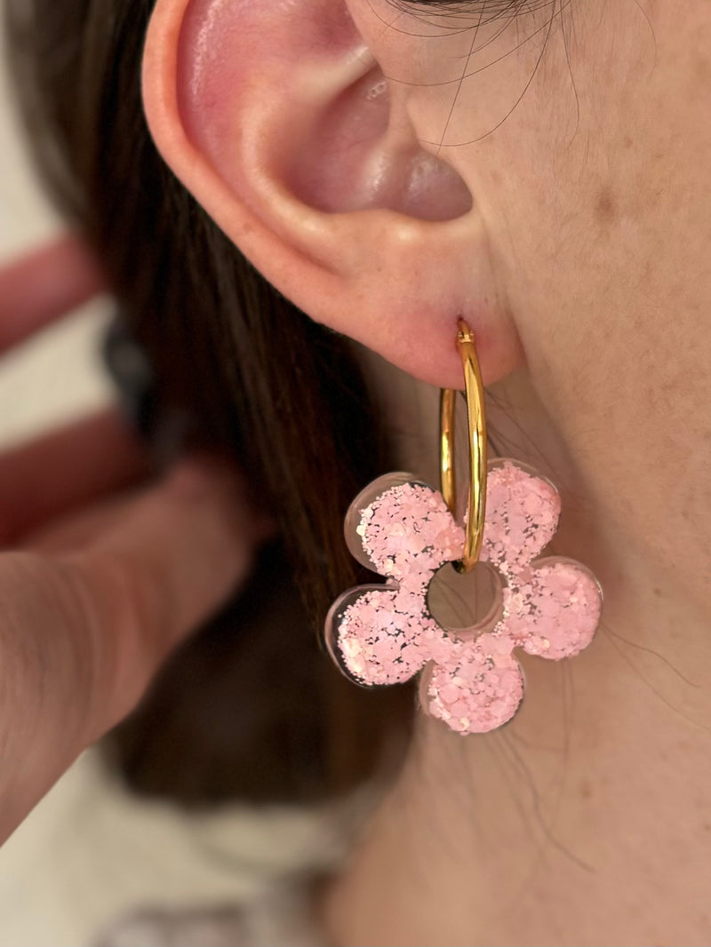 Grandes Boucles d’oreilles Fleur Classique en Résine – Paillettes rose pâle