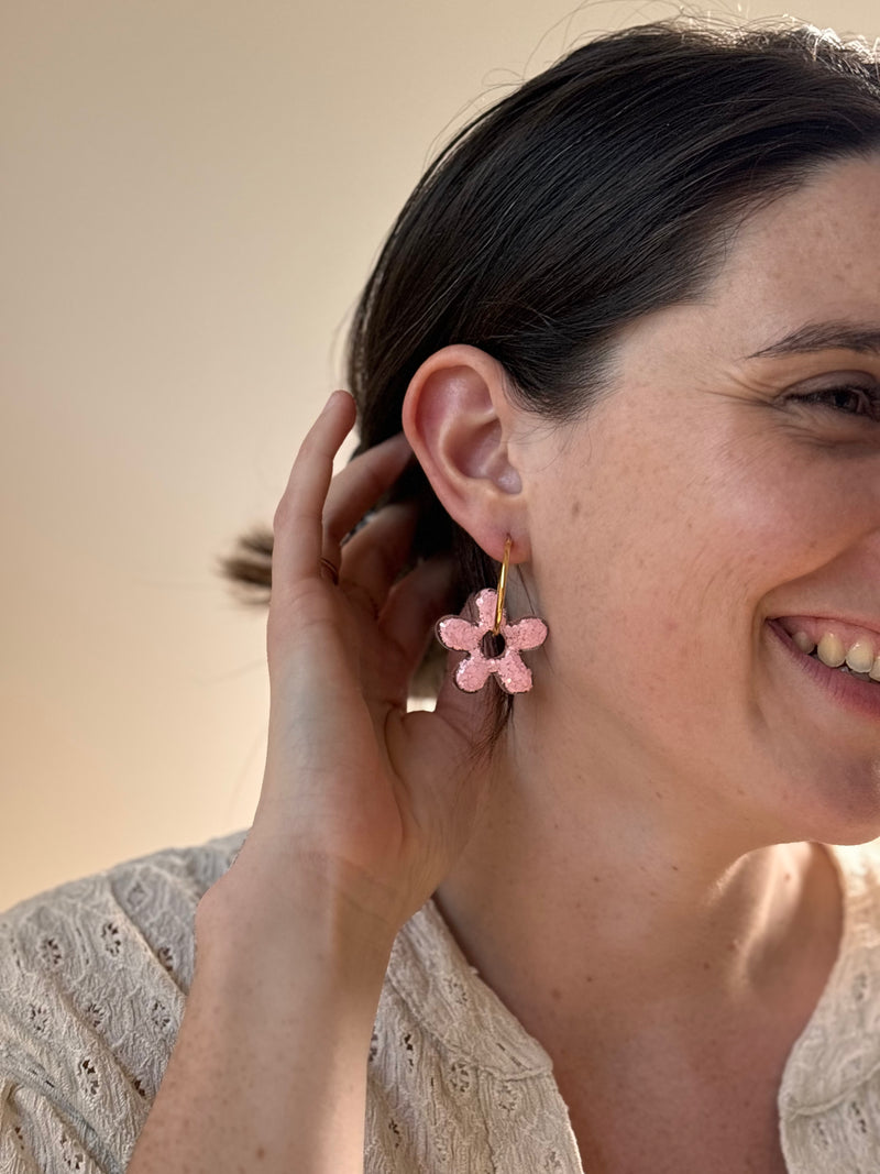 Grandes Boucles d’oreilles Fleur Organique en Résine – Paillettes rose pâle