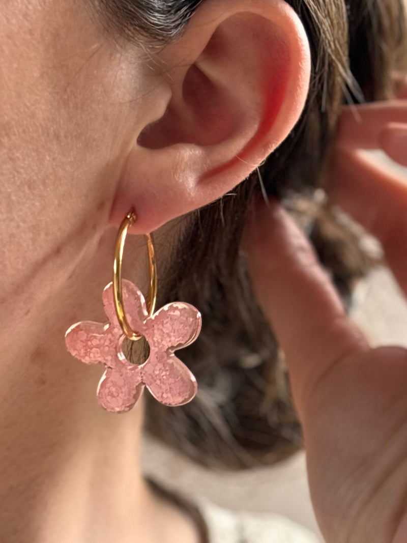 Grandes Boucles d’oreilles Fleur Organique en Résine – Paillettes rose pâle