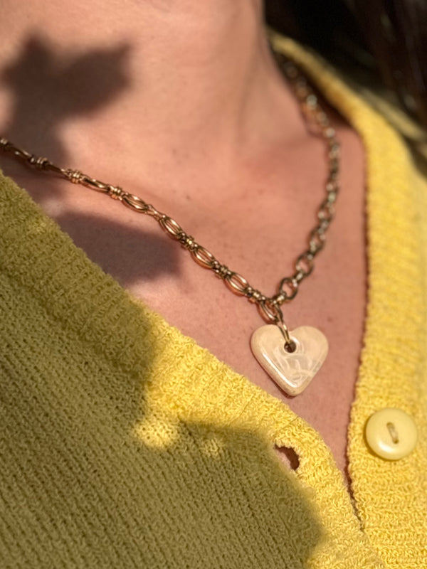 Collier Cœur en Céramique – Beige nacré - Chaîne ovale dorée