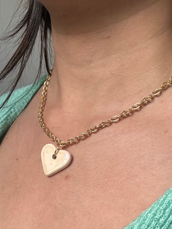 Collier Cœur en Céramique – Beige nacré - Chaîne martelée dorée