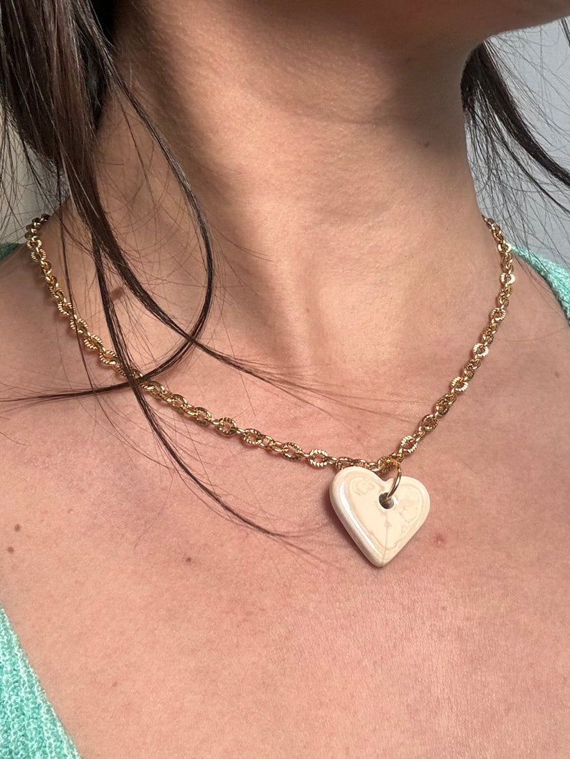 Collier Cœur en Céramique – Beige nacré - Chaîne martelée dorée
