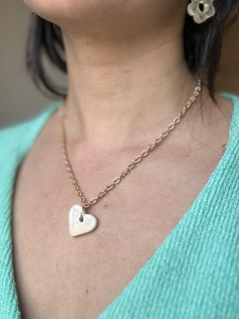 Collier Cœur en Céramique – Beige nacré - Chaîne martelée dorée