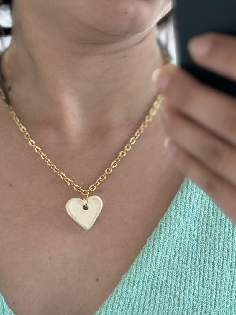 Collier Cœur en Céramique – Beige nacré - Chaîne martelée dorée