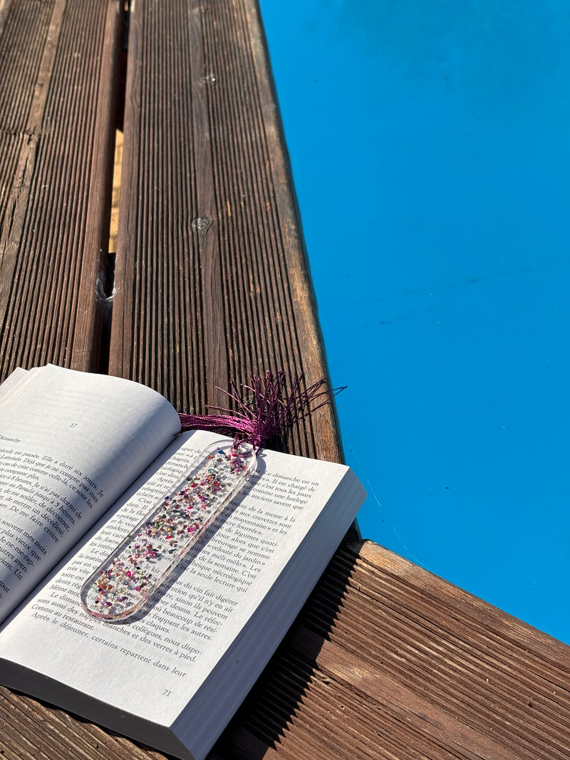 Marque page en Résine – Mélange de couleurs & Éclats de Pierre