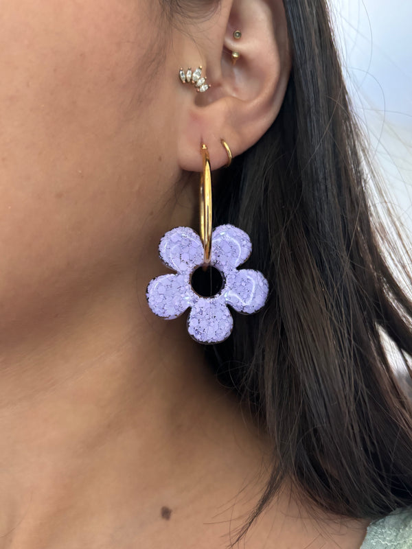Grandes Boucles d’oreilles Fleur Classique en Résine –  Paillettes lila