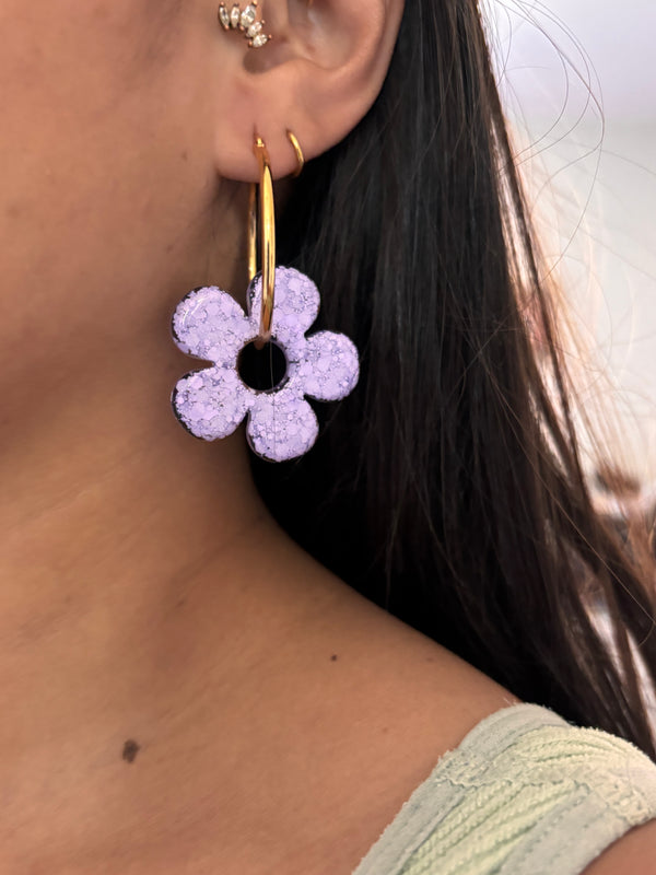 Grandes Boucles d’oreilles Fleur Classique en Résine –  Paillettes lila