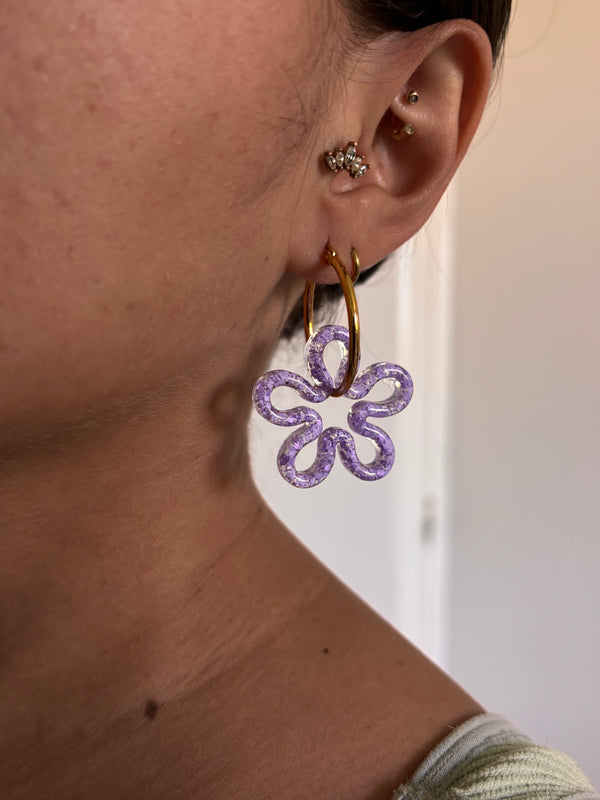 Grandes Boucles d’oreilles Fleur Ajourée en Résine – Paillettes lila