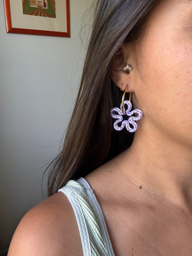 Grandes Boucles d’oreilles Fleur Ajourée en Résine – Paillettes lila