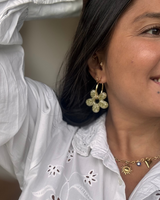 Boucles d’oreilles fleurs maxi - créoles dorées & pampilles en résine