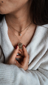 Collier médaille rectangulaire doré cœur & œil – acier inoxydable