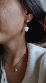 Boucles d’oreilles cœur blanc nacré