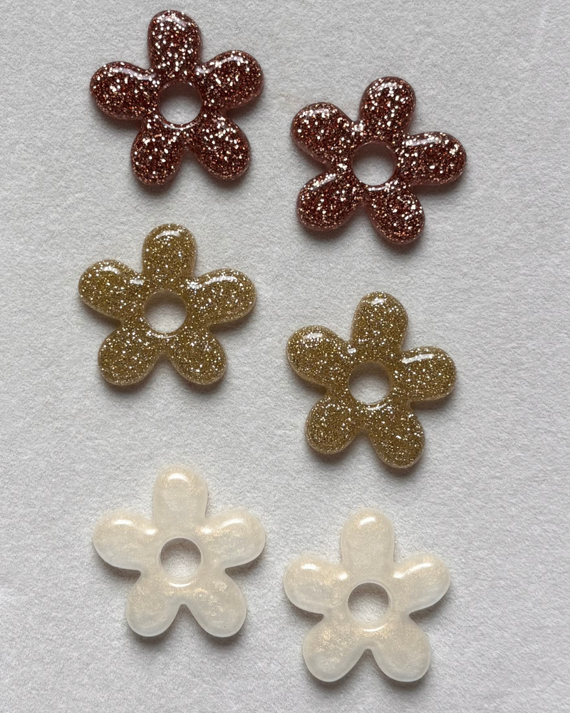 Boucles d’oreilles fleurs maxi - créoles dorées & pampilles en résine