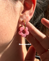 Boucles d’oreilles fleurs moyennes - créoles dorées & pampilles en résine