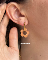 Boucles d’oreilles fleurs moyennes - créoles dorées & pampilles en résine