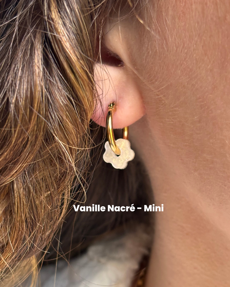 Boucles d’oreilles fleurs mini - créoles dorées & pampilles en résine