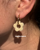Boucles d’oreilles fleurs moyennes - créoles dorées & pampilles en résine