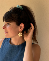 Boucles d’oreilles fleurs maxi - créoles dorées & pampilles en résine