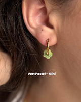 Boucles d’oreilles fleurs mini - créoles dorées & pampilles en résine
