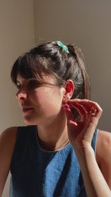 Boucles d'oreilles Moyennes Fleurs en Résine – Rose poudrée