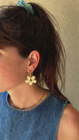 Grandes Boucles d’oreilles Fleur Organique en Résine – Vanille