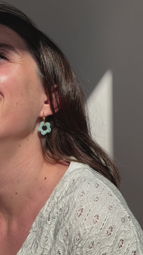 Boucles d'oreilles Moyennes Fleurs en Résine – Bleu glacé