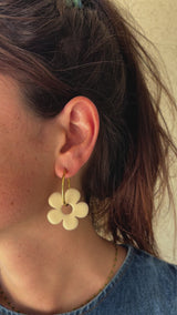 Grandes Boucles d’oreilles Fleur Classique en Résine –  Vanille
