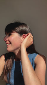 Mini Boucles Fleurs en Résine – Paillettes Rose Pâle