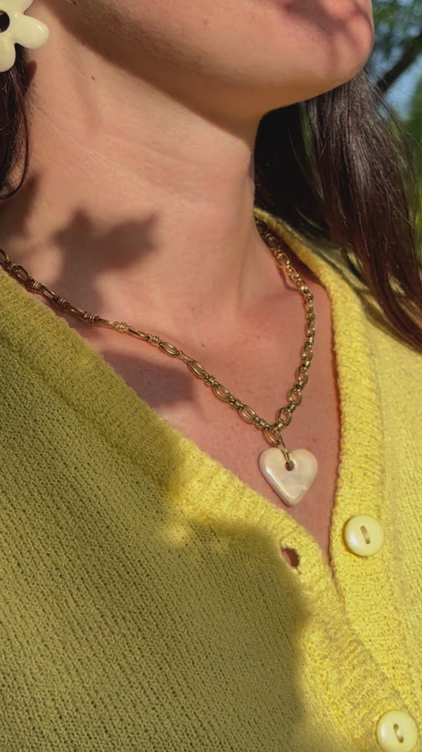 Collier Cœur en Céramique – Beige nacré - Chaîne ovale dorée