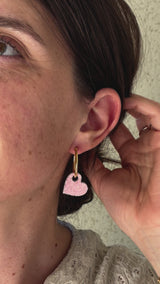 Boucles d'oreilles Cœur en Résine – Paillettes rose pâle
