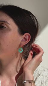 Boucles d'oreilles Moyennes Fleurs en Résine – Paillettes Turquoise