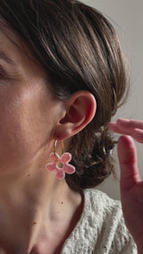 Grandes Boucles d’oreilles Fleur Organique en Résine – Paillettes rose pâle