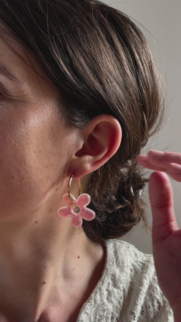 Grandes Boucles d’oreilles Fleur Organique en Résine – Paillettes rose pâle