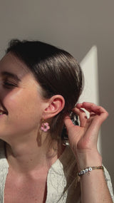 Boucles d'oreilles Moyennes Fleurs en Résine – Rose pâle