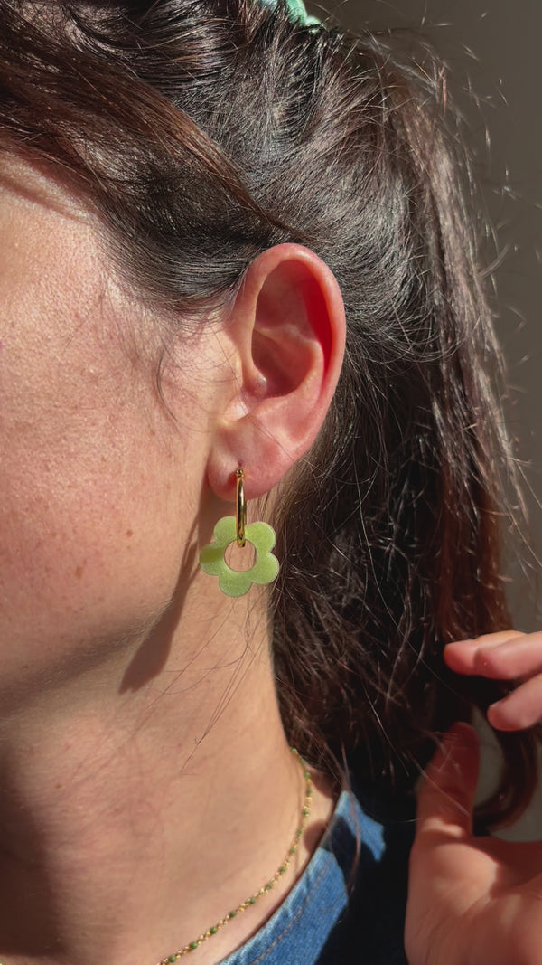 Boucles d'oreilles Moyennes Fleurs en Résine – Vert pastel