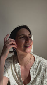 Boucles d'oreilles Moyennes Fleurs en Résine – Paillettes Lila