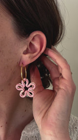 Grandes Boucles d’oreilles Fleur Ajourée en Résine – Paillettes rose pâle