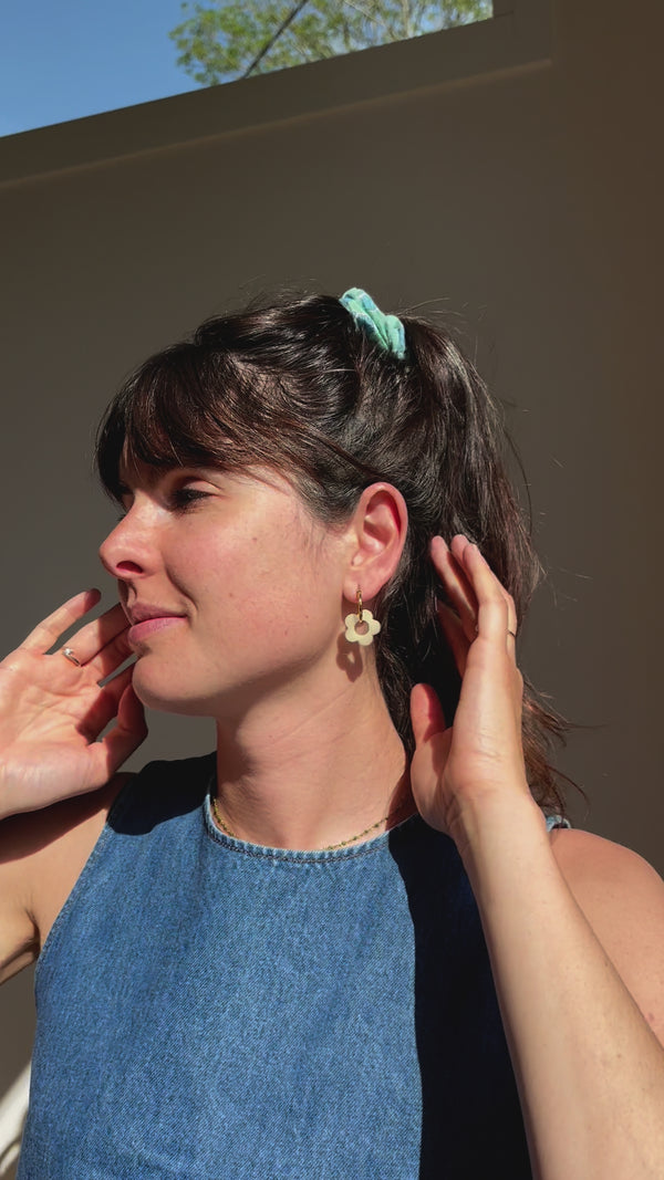 Boucles d'oreilles Moyennes Fleurs en Résine – Vanille